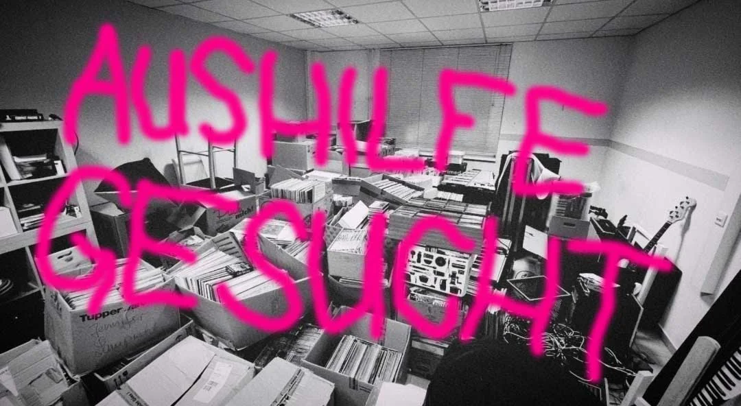 Aushilfe gesucht Schrift auf einem Records.de Arbeitsplatz