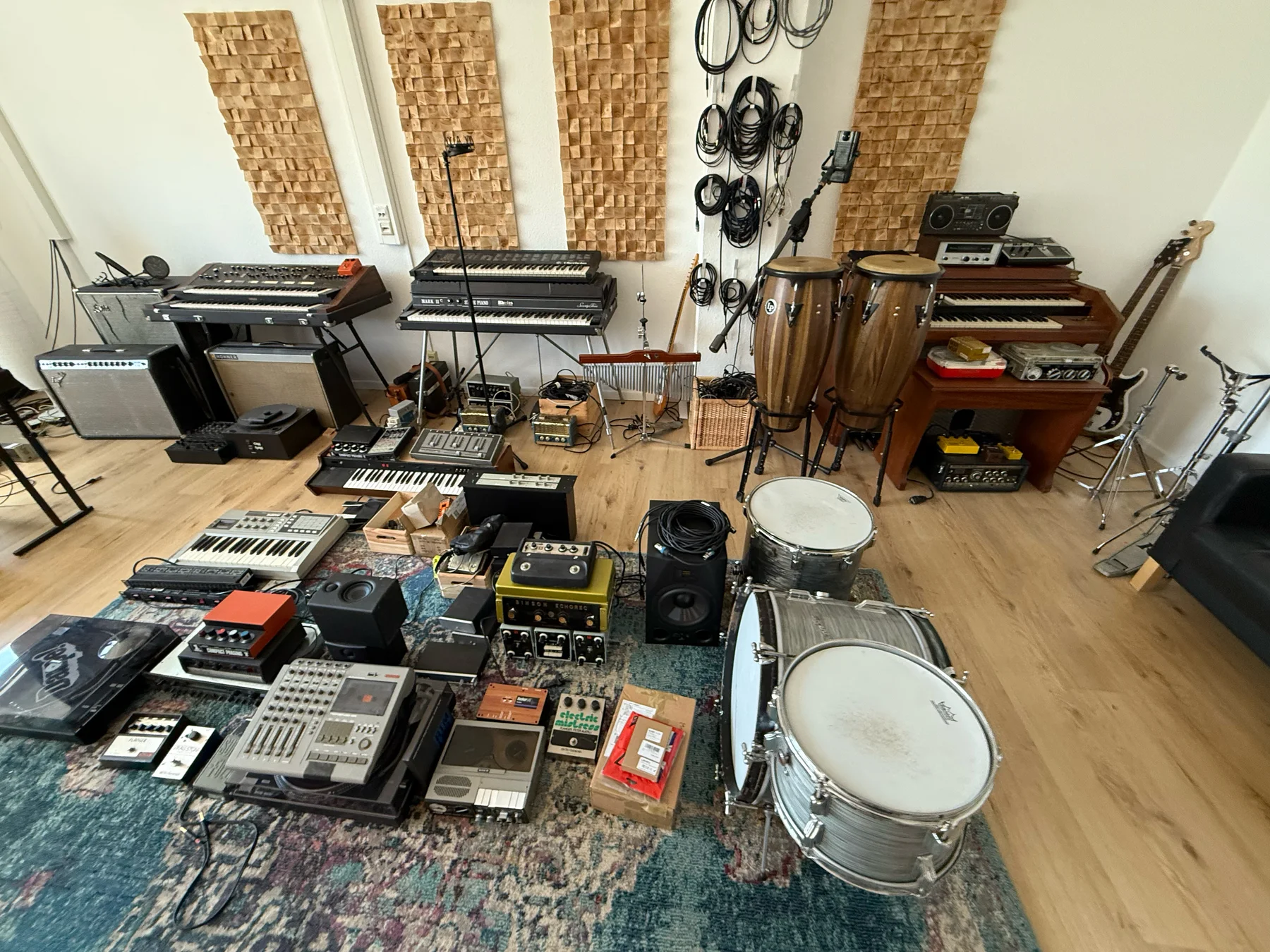 Records.de Studio mit Instrumenten, Tape-Equipment, Mikrofonen und Akustikelementen