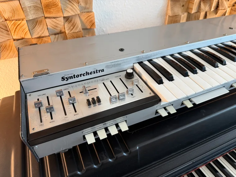 Syntorchestra Keyboard als Detail im Records.de Studio